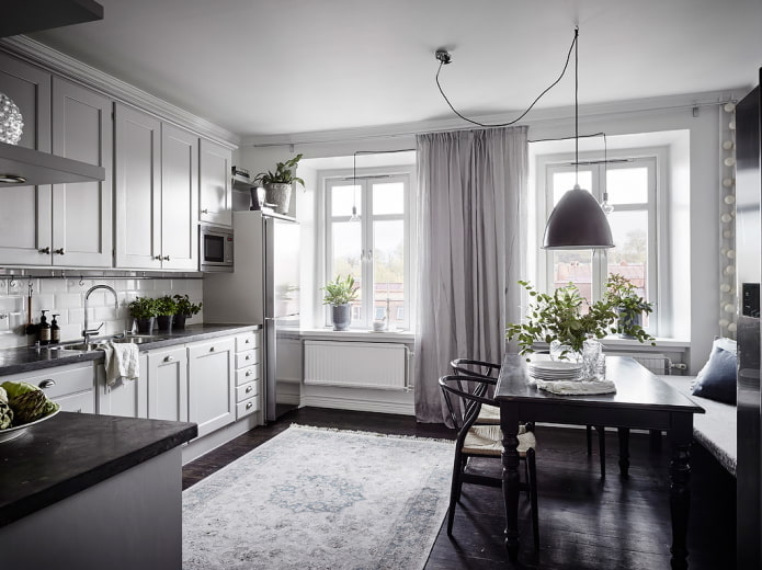 Cocina-salón con fachadas clásicas