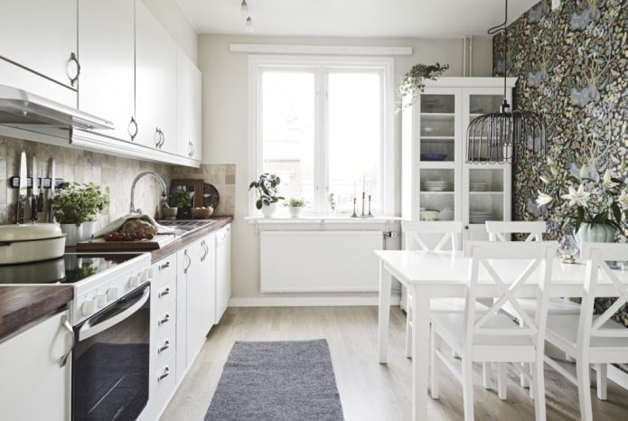 Un juego de cocina junto a una pared