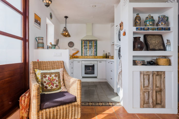 Silla de mimbre en el salón