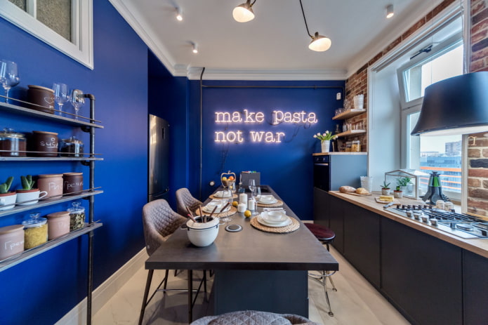 Paredes azules con techo blanco