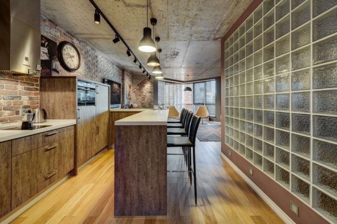 suelo laminado con efecto madera y pared de bloques de vidrio