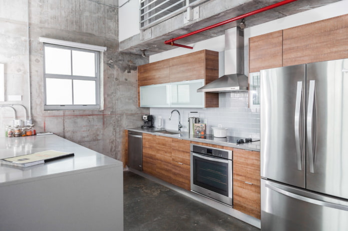Cocina clara con muebles marrones