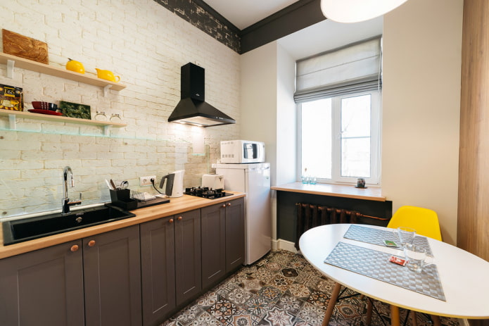 cocina sin armarios superiores con papel pintado imitación ladrillo
