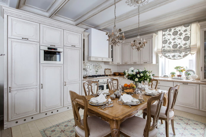 Estilo provenzal en el interior de una cocina blanca