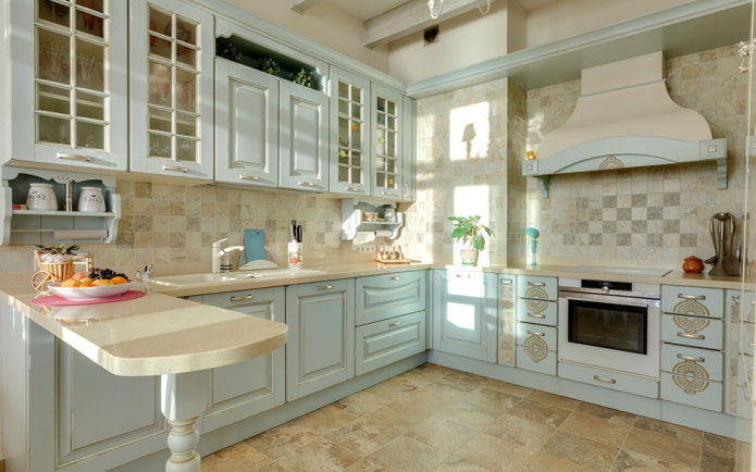 muebles en el interior de la cocina de estilo provenzal