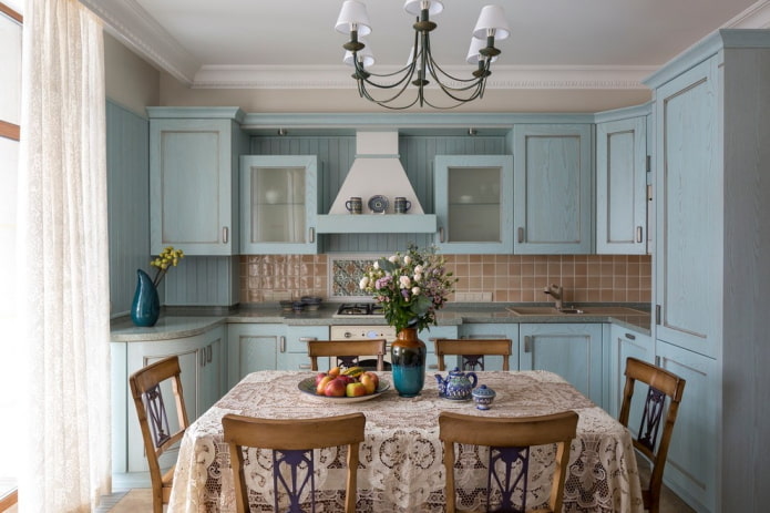 Estilo provenzal en el interior de una cocina azul