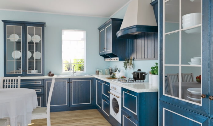 Estilo provenzal en el interior de una cocina azul
