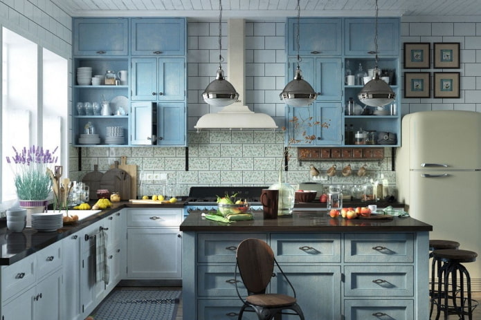 Estilo provenzal en el interior de una cocina azul