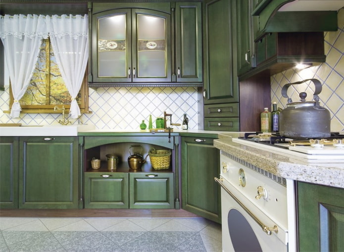 Estilo provenzal en el interior de una cocina verde