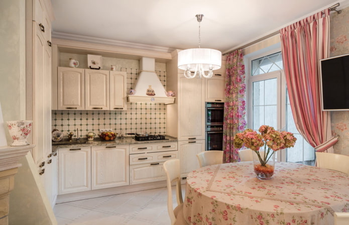 Cortinas y textiles en el interior de la cocina al estilo provenzal