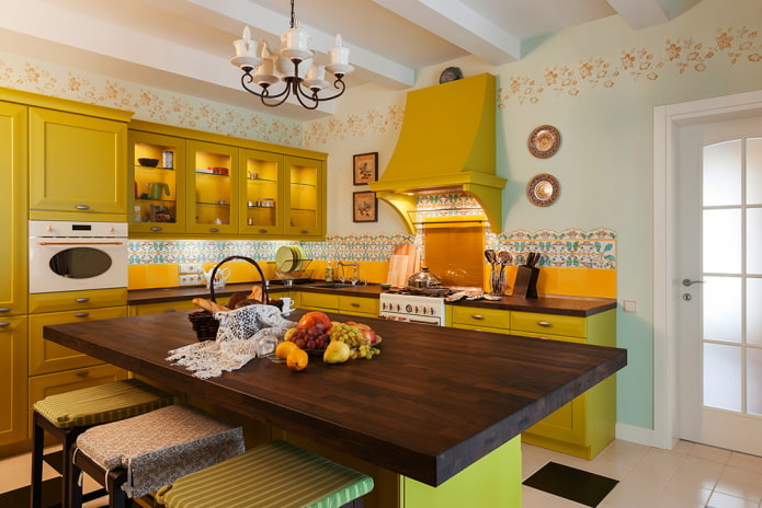 Estilo provenzal en el interior de una cocina amarilla