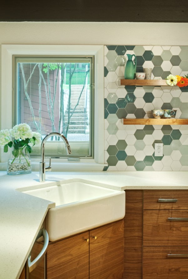 delantal de cocina hecho de azulejos hexagonales