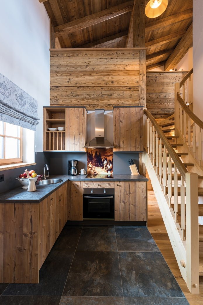 cocina en la casa debajo de las escaleras