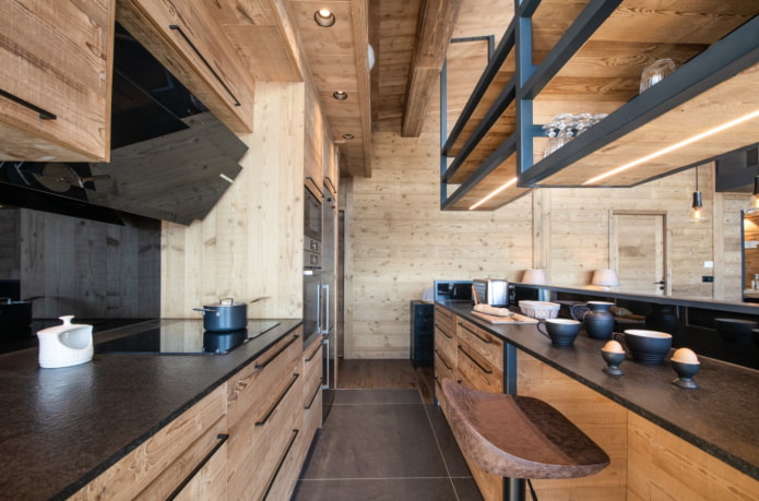 cocina de madera con elementos negros