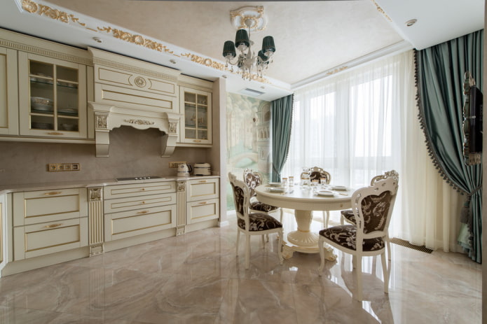 Cocina luminosa de estilo clásico