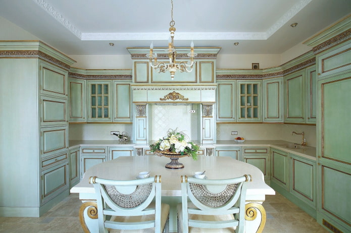Cocina luminosa de estilo clásico