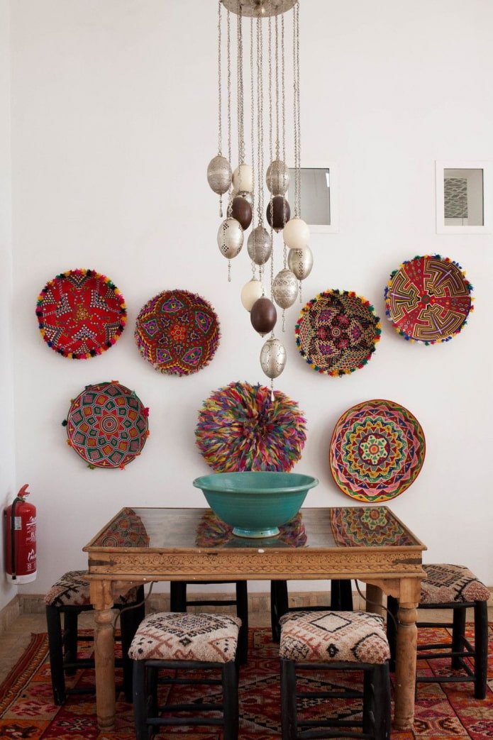 decoración de pared con platos
