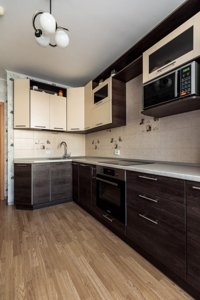 cocina wengué con tonos lechosos