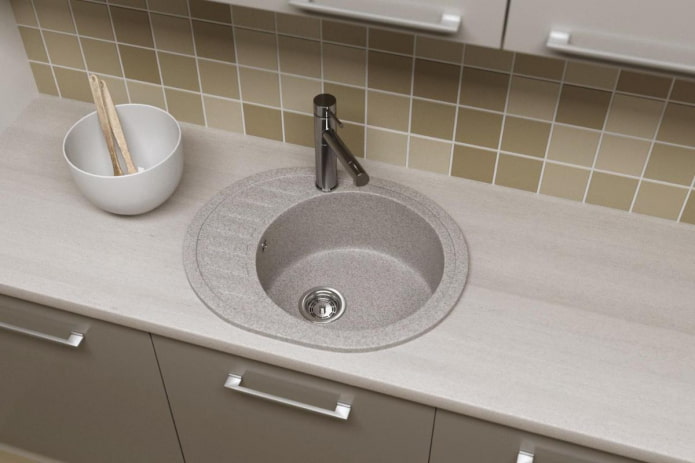 Lavabo gris de piedra artificial en el interior