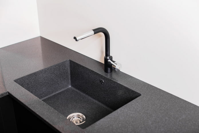 Lavabo negro de piedra artificial en el interior