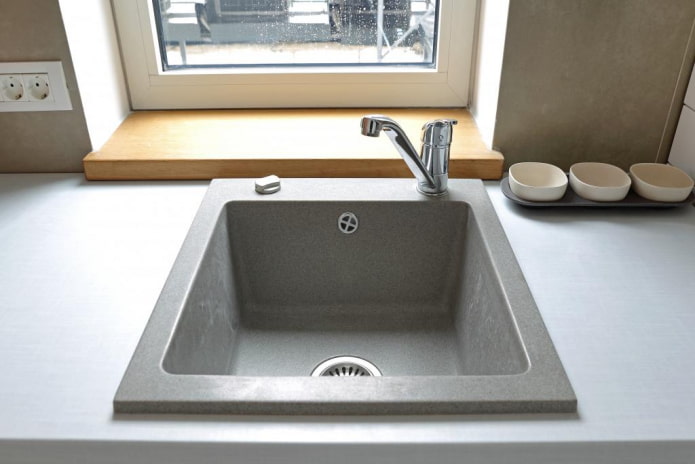 Lavabo gris de piedra artificial en el interior