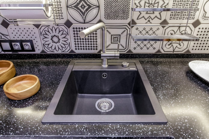 Lavabo negro de piedra artificial en el interior
