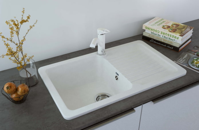 Lavabo blanco de piedra artificial en el interior