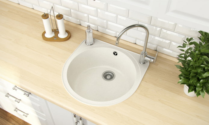 Lavabo blanco de piedra artificial en el interior