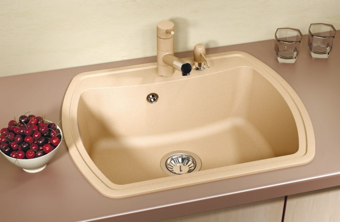 Lavabo beige de piedra artificial en el interior