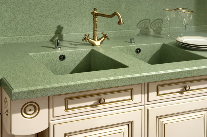 Lavabo verde de piedra artificial en el interior