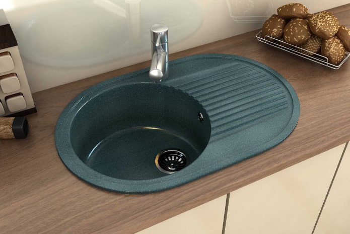 Lavabo verde de piedra artificial en el interior