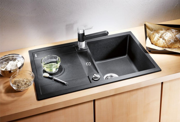 Lavabo negro de piedra artificial en el interior