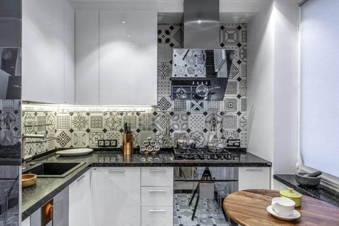 Azulejos cerámicos de 10x10 pulgadas en el faldón