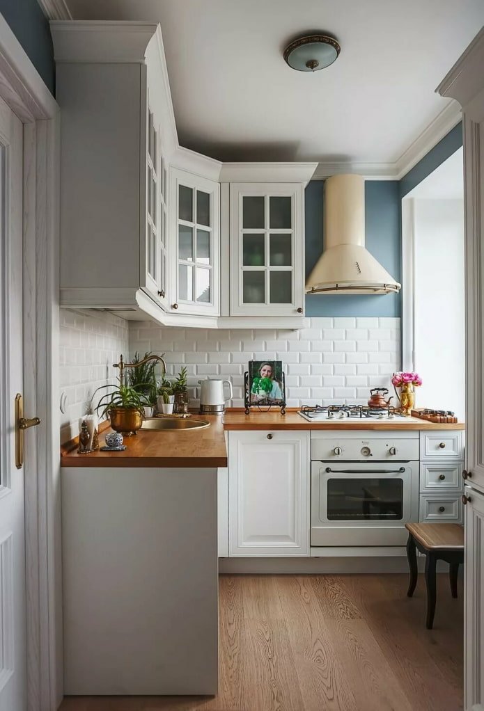 cocina pequeña de estilo clásico