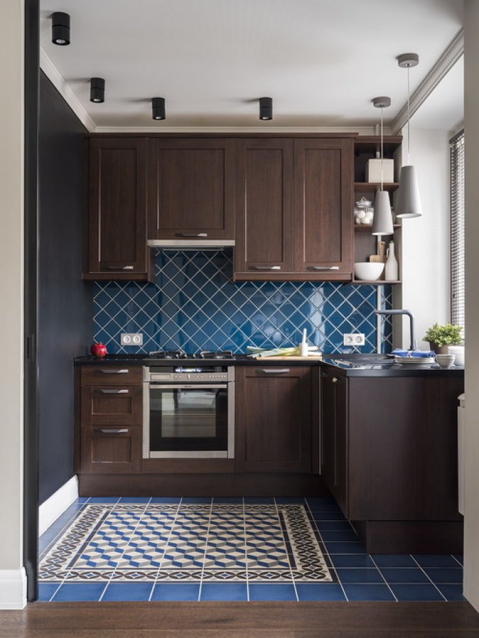 cocina pequeña oscura