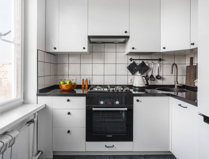 cocina blanca con tiradores negros