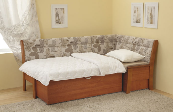 rincón de muebles con cama en la cocina