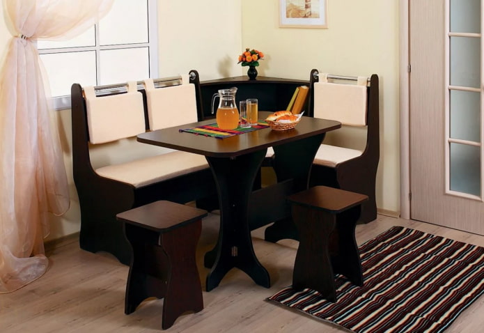 rincón de muebles con estante abierto en la cocina