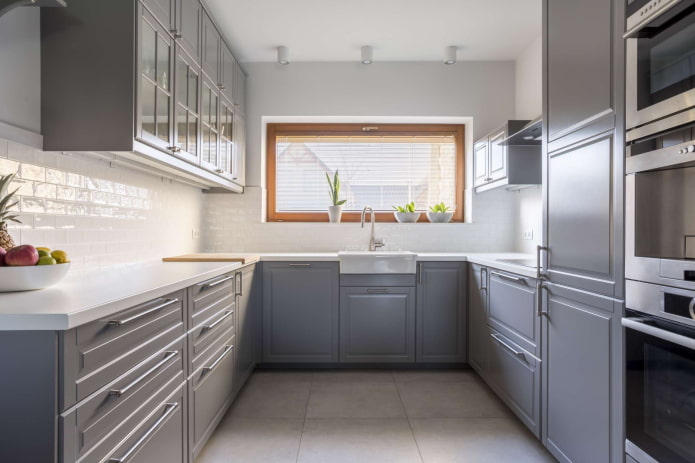cocina gris en forma de U