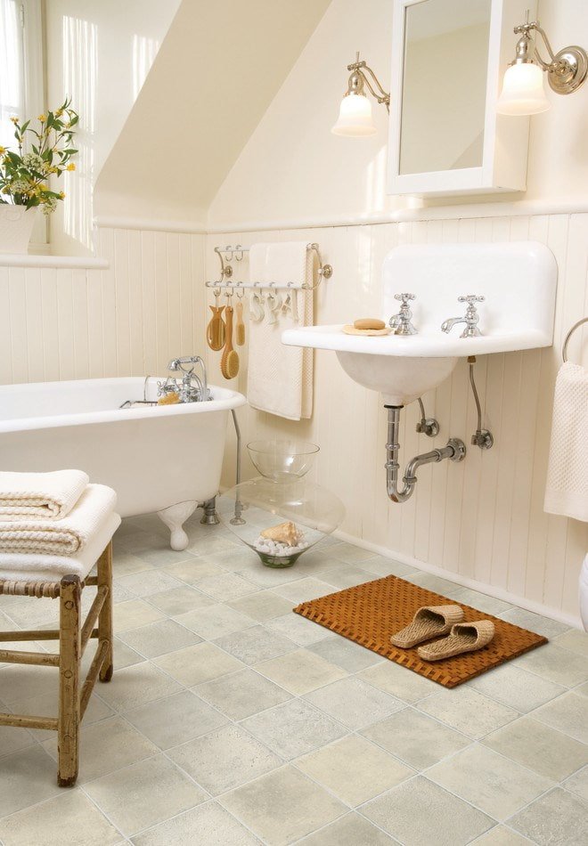 Azulejos de vinilo de cuarzo bajo azulejos de porcelana en el baño