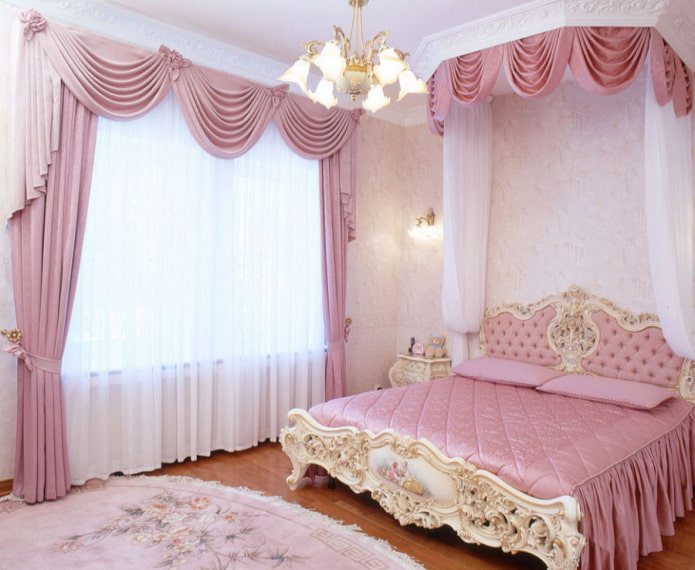 lambrequines rosas en el interior del dormitorio