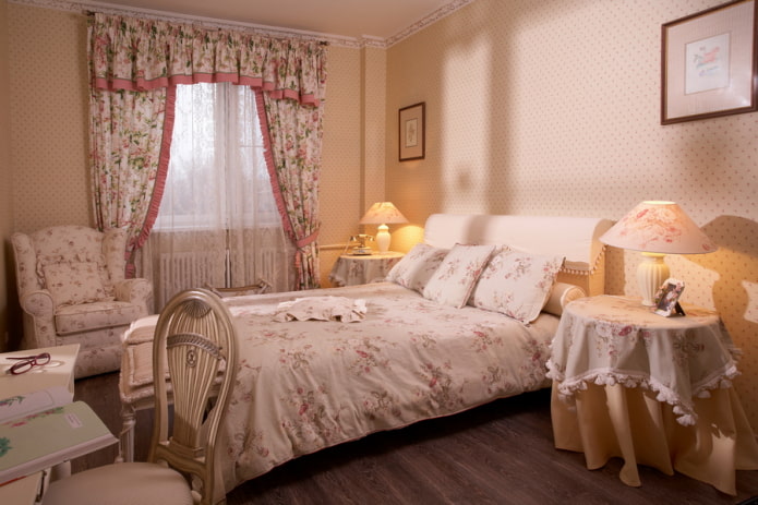 lambrequines en el dormitorio de estilo provenzal