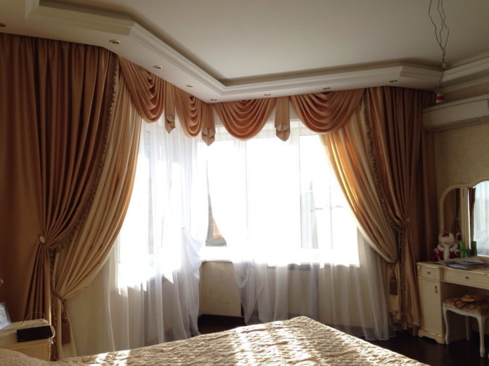 Corbata de lambrequín en el dormitorio