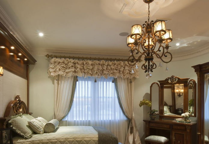 lambrequín con puffs en el interior del dormitorio