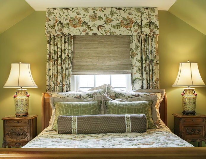 lambrequín con estampado floral en el dormitorio