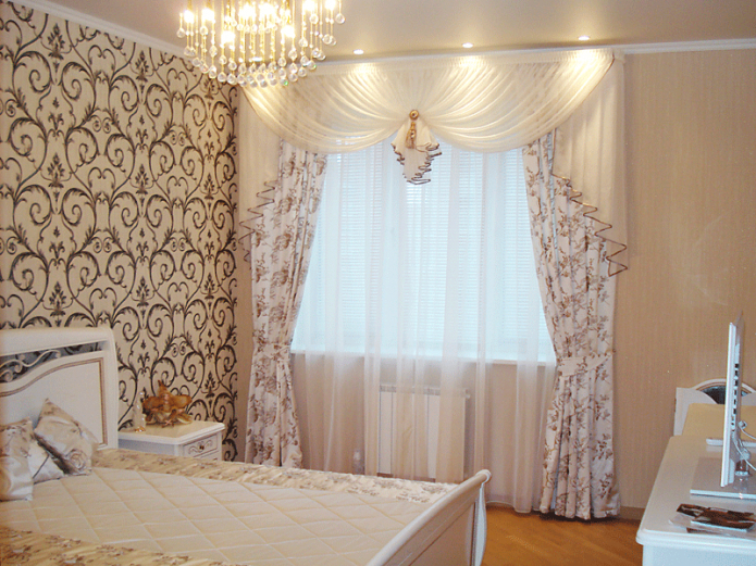 lambrequín de velo en el interior del dormitorio