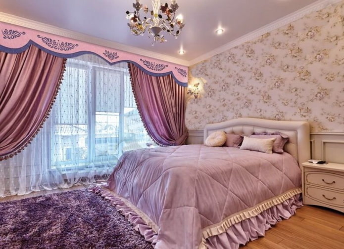 lambrequín de fieltro en el interior del dormitorio