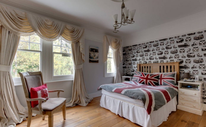 lambrequines con cortinas en el interior del dormitorio