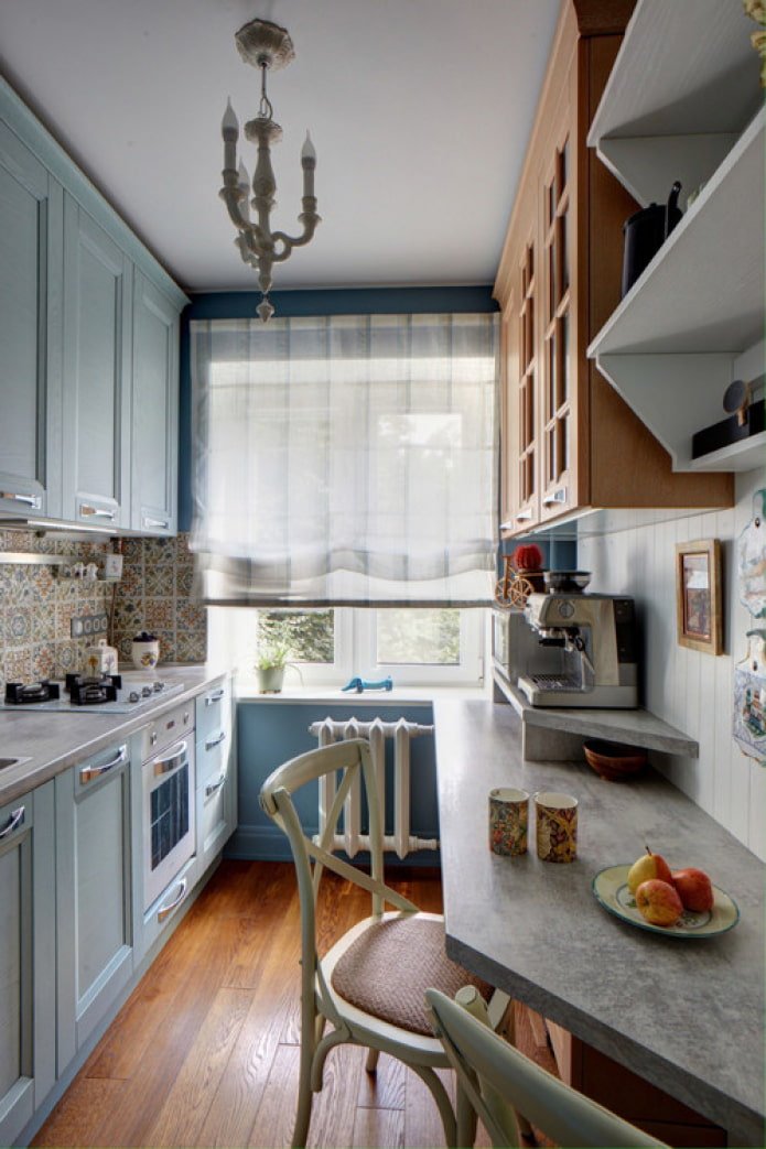 Laminado bajo el árbol en la cocina