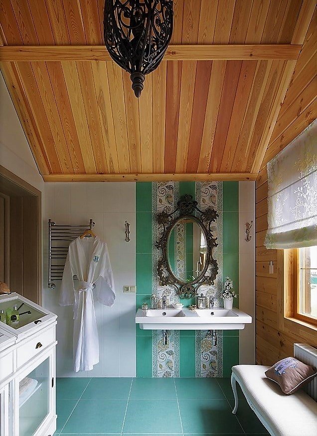 baño con techo de madera